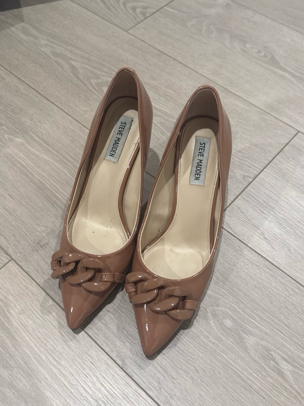 Steve Madden Womens Nude Patent Pointed-Toe Pumps with Chain Detail